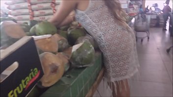 Kellenzinha esposinha hotwife entra semi nua no supermercado lotado para exibir a sua bunda grande