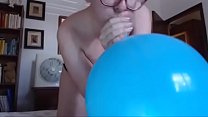 Il feticismo mi fa impazzire e giocare con questi palloncini farà impazzire pure te
